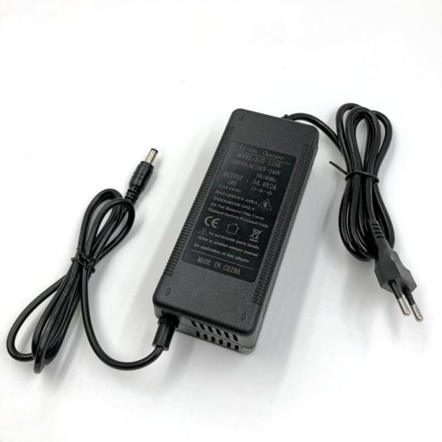 Chargeur 54,6 V / 2 A pour trottinettes électreique